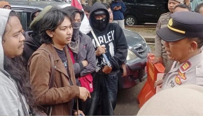 Ratusan Mahasiswa Demo di Puspem Kota Tangerang