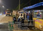 Puluhan Mobil Truk Besar Parkir Sembarang Di Tengah Akses Jalan Raya Maloko Desa Jatake Pagedangan Dan Ratusan Bangunan Liar