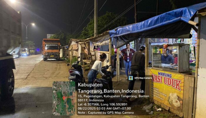 Puluhan Mobil Truk Besar Parkir Sembarang Di Tengah Akses Jalan Raya Maloko Desa Jatake Pagedangan Dan Ratusan Bangunan Liar
