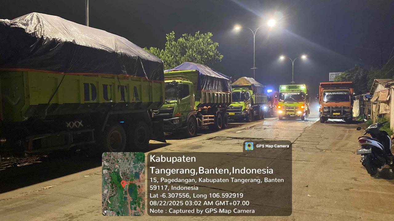 Terlihat Mobil Mobil Besar Parkir Sembarang Di Tengah Jalan