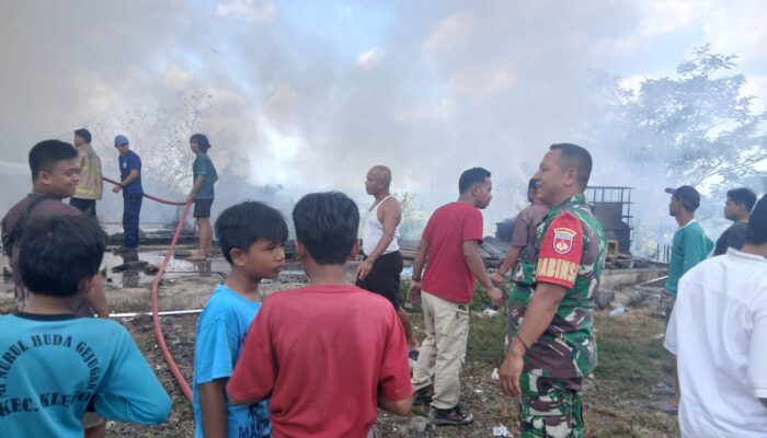 Gudang Rongsok di Simo Terbakar, Babinsa Sigap Evakuasi dan Koordinasi Damkar