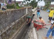 Babinsa Selo dan Warga Desa Jrakah Kompak Gelar Kerja Bakti, Wujudkan Jalan Desa Bersih dan Aman