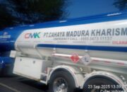 Truk Tangki PT CAHAYA MADURA Karisma Serempet Pengangkut Sampah dan Kabur Masuk Tol Madura Warga Geram