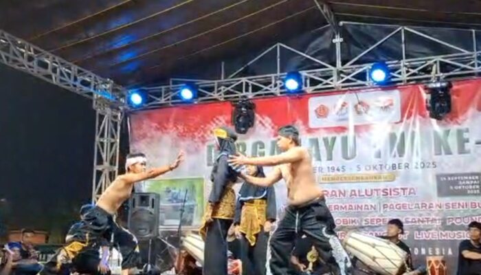 Aksi Debus Membahana! SBDKB Sukamulya Guncang Panggung HUT ke-80 TNI