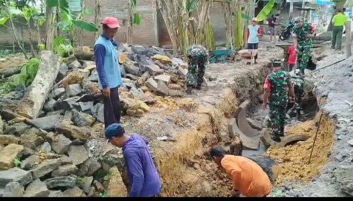 Babinsa Gelar Karya Bakti Pembuatan Talud Jalan, Wujud Kepedulian Perbaikan Infrastruktur