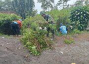 Babinsa Nogosari Ajak Warga Sembungan Gotong Royong Bersihkan Jalan Desa.