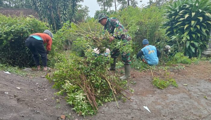 Babinsa Nogosari Ajak Warga Sembungan Gotong Royong Bersihkan Jalan Desa.