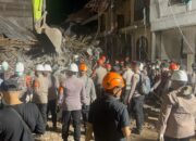 Ratusan Personel Polresta Sidoarjo Berjibaku Bersihkan Puing Bangunan Ponpes Al Khoziny