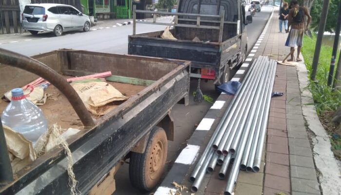 Pemasangan Kabel WiFi MyRepublic di Tepi Jalan Tanpa APD dan Pengawasan, Warga Pertanyakan Keamanan Kerja.