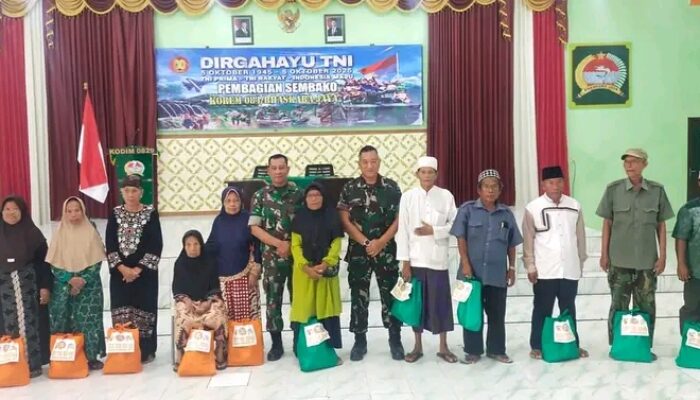 Mayor Inf Hendhi Bagikan Bansos Sembako untuk Warga dalam Rangka HUT TNI ke-80