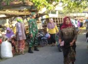 Babinsa dan Polsek Geger Lakukan Pengamanan di Pasar Kombangan
