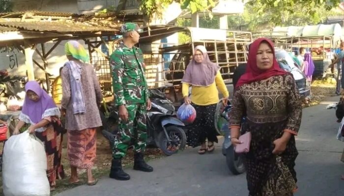 Babinsa dan Polsek Geger Lakukan Pengamanan di Pasar Kombangan