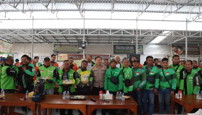 Kapolres Bojonegoro Beri Bantuan Komunitas Ojol Ajak Jaga Kamtibmas