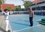 Polantas Goes To School, Kasat Lantas Polres Sampang Jadi Pembina Upacara Di SMAN 1 Sampang