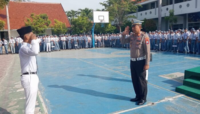 Polantas Goes To School, Kasat Lantas Polres Sampang Jadi Pembina Upacara Di SMAN 1 Sampang