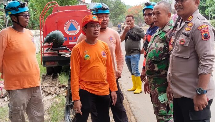 Polsek Sukolilo Pimpin Kerja Bakti Pasca Banjir Kendeng, Sinergi TNI–Polri dan Warga Wujudkan Kepedulian