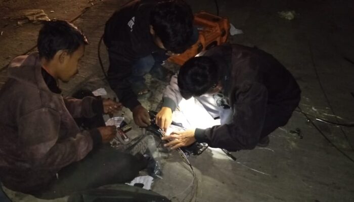 Tanpa Alat K3 Lengkap, Pekerja IndiHome Bekerja di Tengah Gelap Malam