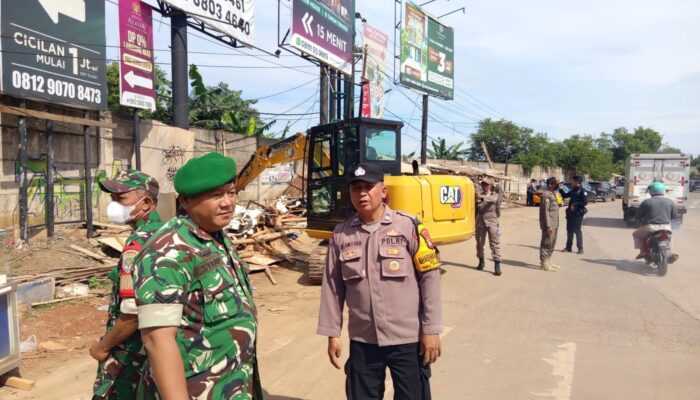 Satpol PP Kabupaten Tangerang Tertibkan Bangunan Liar di Jalan Raya Jatake