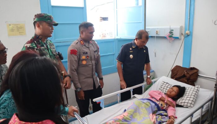 Kapolres Toba Bersama Wakil Bupati dan Dandim 0210/TU Jenguk Pelajar Diduga Keracunan MBG di Rumah Sakit