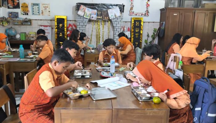 Pendistribusian Makanan Bergizi di SPPG Polresta Pati, 1.108 Siswa Terima Asupan Sehat
