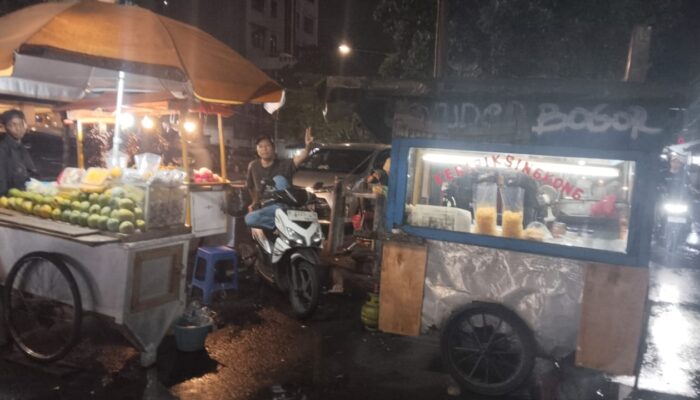 Pedagang Keripik Singkong di Pinggir Jalan Mangga Besar Raya Keluhkan Sepinya Pembeli