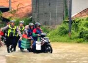 Polresta Pati Terjun Langsung Bantu Warga yang Terdampak Banjir di Jalur Pantura Batangan