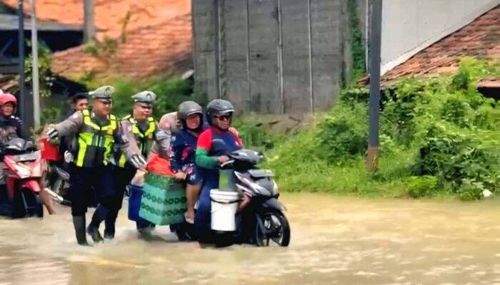 Polresta Pati Terjun Langsung Bantu Warga yang Terdampak Banjir di Jalur Pantura Batangan