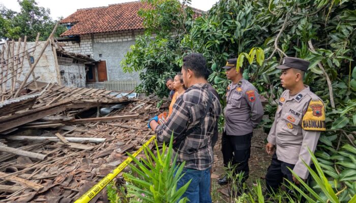 Polsek Wedarijaksa Gerak Cepat Bantu Korban Angin Kencang, Rumah Warga Tlogoharum Roboh