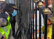 Aksi Humanis Polwan Negosiator : Beli Dagangan Anak Kembar di Tengah Pengamanan Sidang Hak Angket DPRD Pati