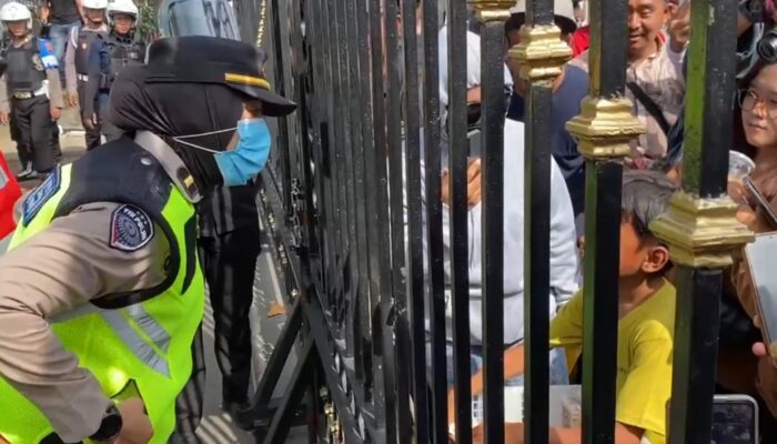 Aksi Humanis Polwan Negosiator : Beli Dagangan Anak Kembar di Tengah Pengamanan Sidang Hak Angket DPRD Pati