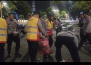 Usai Amankan Sidang Pansus, Aparat Polresta Pati Gotong Royong Bersihkan Sampah Pasca Sidang Paripurna Pansus