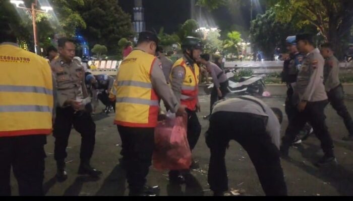 Usai Amankan Sidang Pansus, Aparat Polresta Pati Gotong Royong Bersihkan Sampah Pasca Sidang Paripurna Pansus