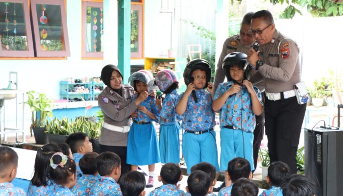 Bangun Kesadaran Sejak Kecil, Satlantas Pati Edukasi Murid TK Bhayangkari soal Keselamatan Jalan