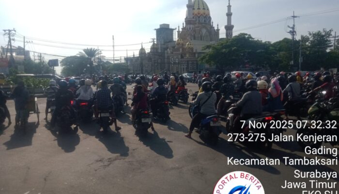 Lampu Merah Mati, Simpang Empat Kedung Cowek Lumpuh Total Hingga Tiga Jam