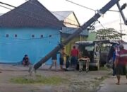 Mobil APV Suzuki bernomor polisi W 1345 AE, di Ketahui Mobil Badan Gizi Nasional (BGN) menabrak becak motor (betor) dan tiang listrik