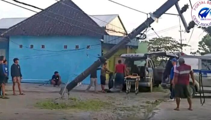 Mobil APV Suzuki bernomor polisi W 1345 AE, di Ketahui Mobil Badan Gizi Nasional (BGN) menabrak becak motor (betor) dan tiang listrik