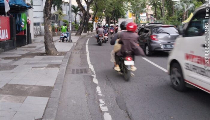 Arus Lalu Lintas Jalan Raya Darmo Ramai Lancar Saat Jam Pulang Kerja
