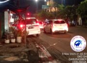Mobil Ertiga Putih Parkir di Bahu Jalan, Bahayakan Pengendara Lain di Jalan Raya Kenjeran Surabaya