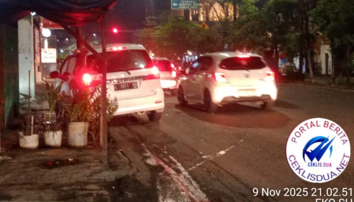 Mobil Ertiga Putih Parkir di Bahu Jalan, Bahayakan Pengendara Lain di Jalan Raya Kenjeran Surabaya