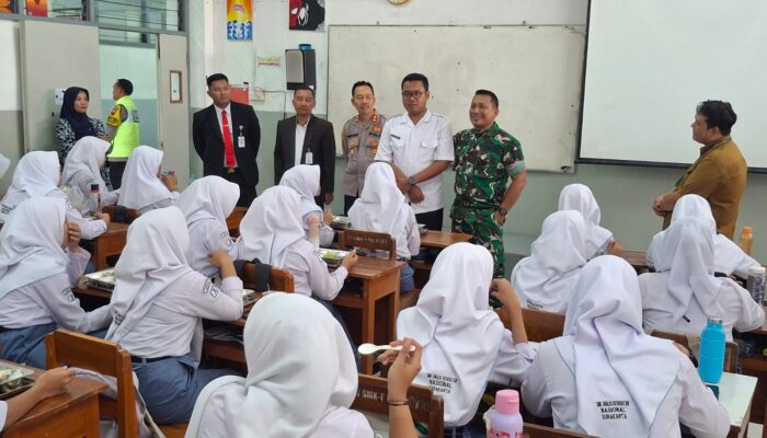 Danramil 03 Serengan Bersama Kapolsek & Camat Launching SPPG-MBG Penyaluran Makanan Bergizi Gratis