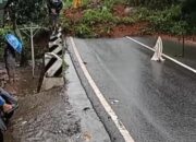 Longsor Tutup Akses Jalan Bungbulang–Garut di Depok Pakenjeng