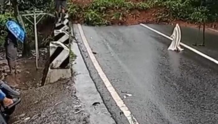 Longsor Tutup Akses Jalan Bungbulang–Garut di Depok Pakenjeng