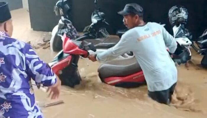 Hujan Deras Picu Banjir di Area Islamic Centre Rohul, Parkiran Tergenang Sepinggang