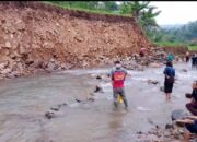Warga Cihideung Darurat Air Bersih, Tanggul Jebol Tak Ditangani warga perbaiki secara swadaya 