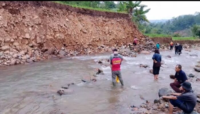Warga Cihideung Darurat Air Bersih, Tanggul Jebol Tak Ditangani warga perbaiki secara swadaya 
