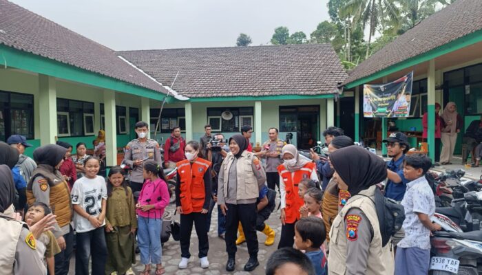 Polres Lumajang Lakukan Trauma Healing, Anak – anak Pengungsi Semeru Kembali Ceria