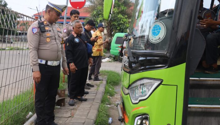 Operasi Zebra Semeru 2025, Polres Pelabuhan Tanjung Perak Lakukan Ramp Check hingga Tes Urine di Terminal Ampel Surabaya