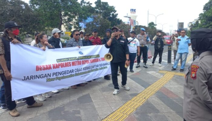 Aksi Masa Geruduk Polres Depok Suarakan Bongkar dan Tangkap Para Pengedar Obat Daftar G