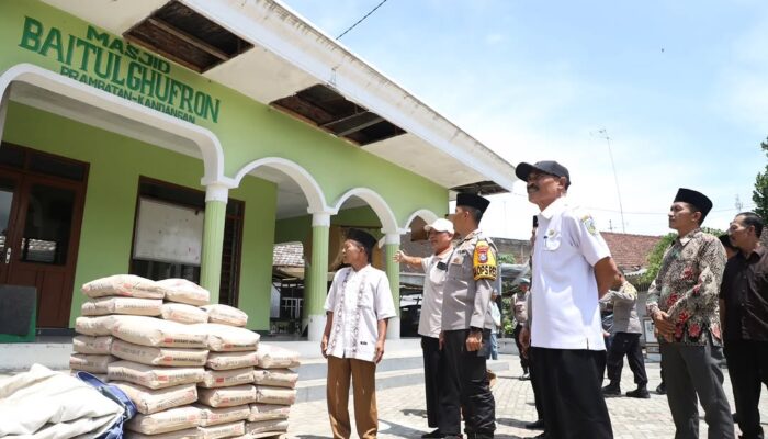 Polres Kediri Salurkan Puluhan Karung Semen Dukung Pembangunan Masjid