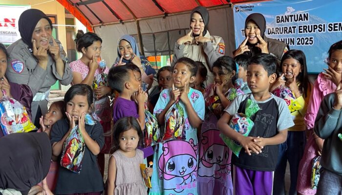 Polres Lumajang Dampingi Anak-anak Pengungsi Semeru: Beri Hiburan dan Pulihkan Trauma
